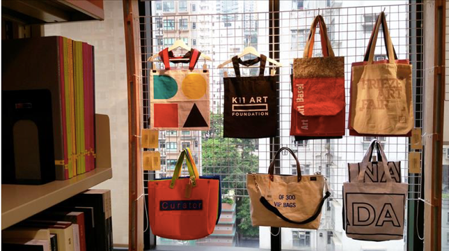 帆布袋也是藝術品？藝術書袋（以及裡面的物件）簡史