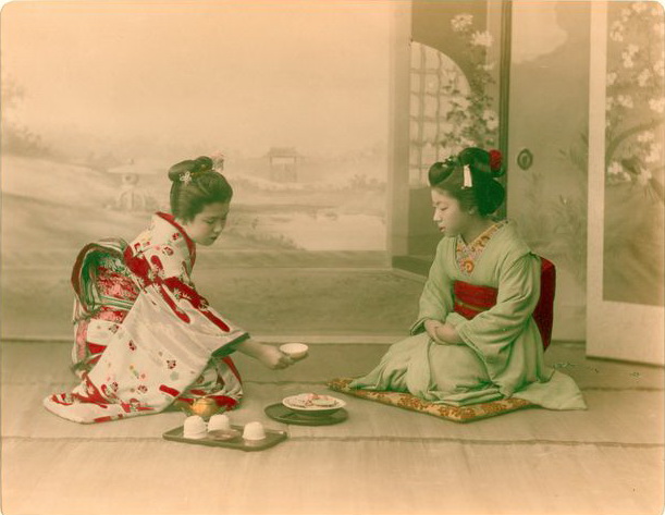 佚名，《侍茶女子》，1890-1899年。蛋白相紙手工上色。（紐約公共圖書館藏）The Miriam and Ira D. Wallach Division of Art, Prints and Photographs Photography Collection, The New York Public Library. (1890-1909). Women Serving Tea.