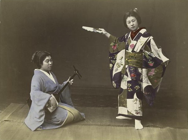 (裁剪) 佚名，《歌舞》，1890-1899年。蛋白相紙手工上色。（紐約公共圖書館藏）The Miriam and Ira D. Wallach Division of Art, Prints and Photographs Photography Collection, The New York Public Library. (1880-1889).