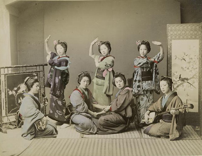 (裁剪) 佚名，《舞樂團》，年代不詳。蛋白相紙手工上色。（紐約公共圖書館藏）The Miriam and Ira D. Wallach Division of Art, Prints and Photographs Photography Collection, The New York Public Library. Dancing Party.