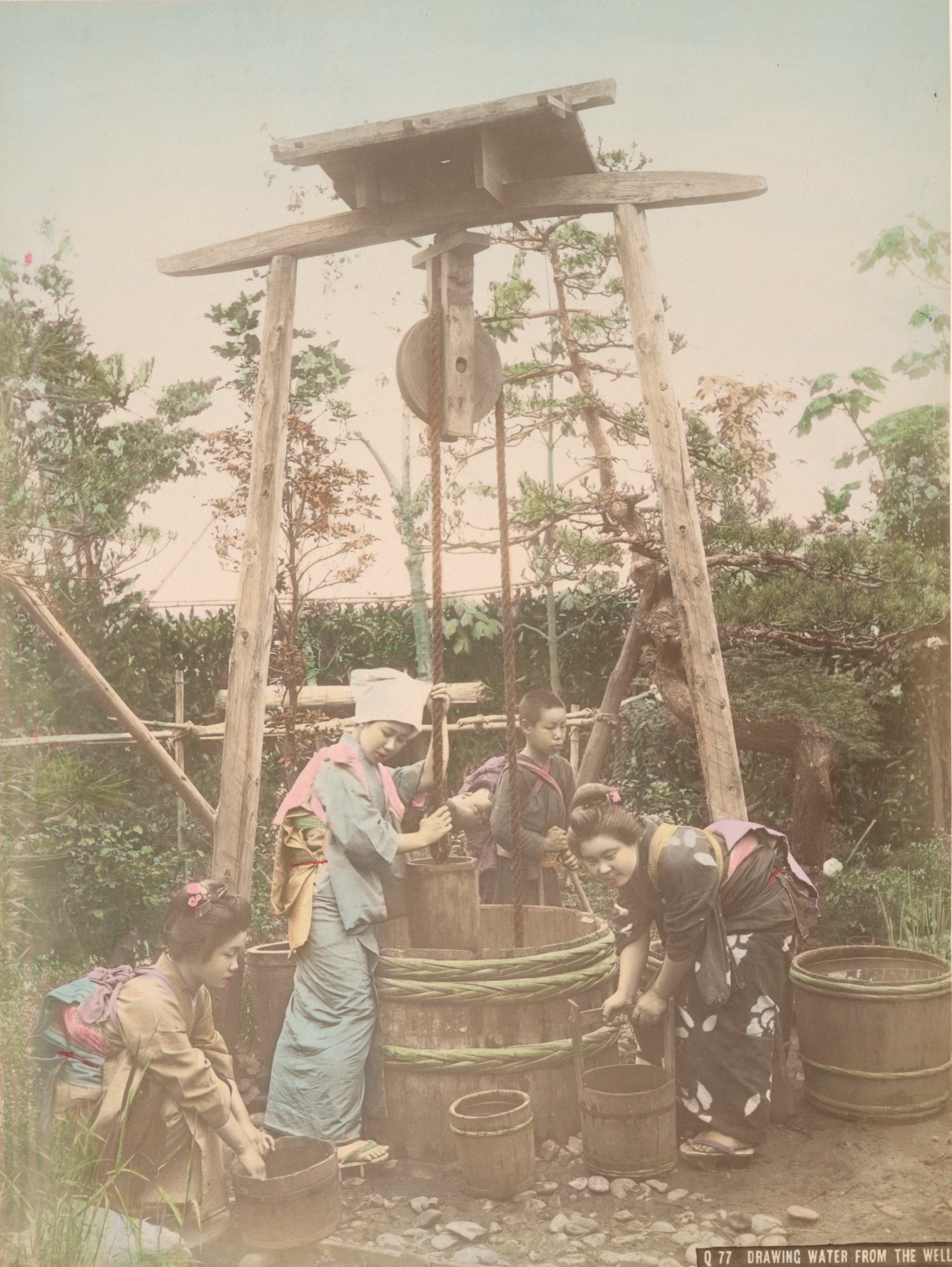 (裁剪) 佚名，《井邊汲水》，1890-1899年。蛋白相紙手工上色。（紐約公共圖書館藏）The Miriam and Ira D. Wallach Division of Art, Prints and Photographs Photography Collection, The New York Public Library. (1890-1899). Drawing Water From the Well