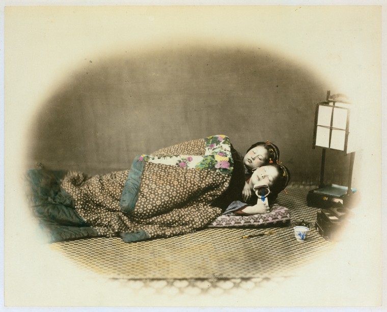 高枕難眠： 從日本手工上色蛋白照片探東方睡美人鏡頭背後的酸楚