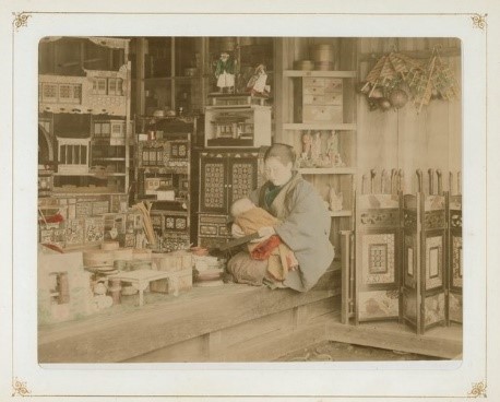 佚名，《古玩店撫養孩子的婦人》