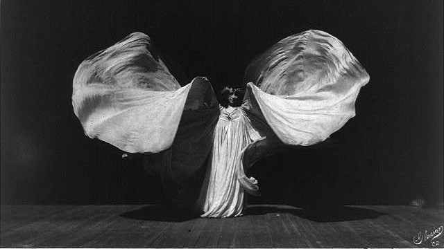 洛伊.富勒—美好年代的光影設計師