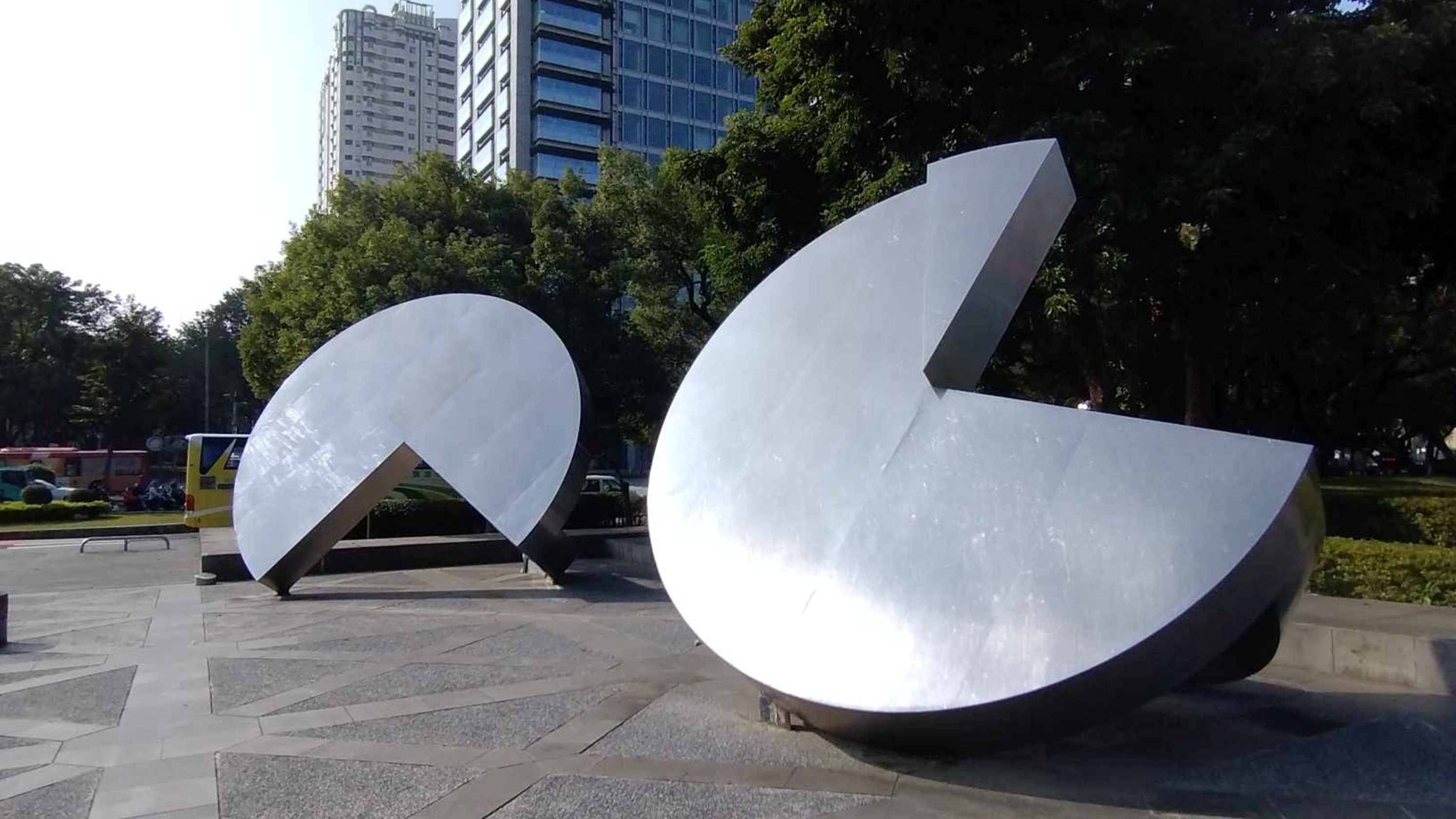 時空中的圓缺：談謝棟樑的不銹鋼雕塑《展》與其在國立臺灣美術館的展示